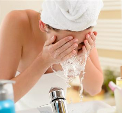 Ang pagkakaiba sa pagitan ng paglilinis ng gel at facial cleanser